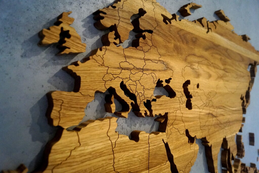 Drewniana Mapa Świata z granicami na betonowej ścianie Mapa z Drewna dekoracja na ścianę drewniane mapy pl polski producent map z drewna
