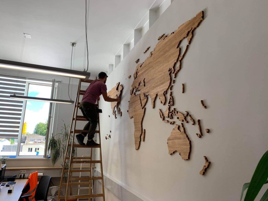 Drewniana Mapa Świata z granicami na białej Drewniana Mapa dekoracja na ścianę drewniane mapy pl polski producent drewnianych map