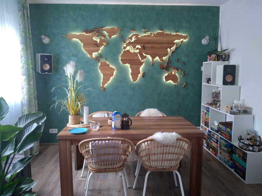 Drewniana Mapa Świata LED z granicami na zielonej ścianie Drewniana Mapa dekoracja na ścianę drewniane mapy pl polski producent poświetlanej mapy