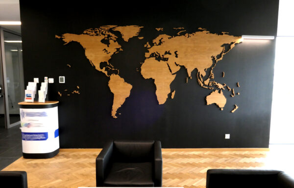 Drewniana Mapa Świata z granicami na czarnej ścianie Drewniana Mapa dekoracja na ścianę drewniane mapy pl polski producent drewnianych map
