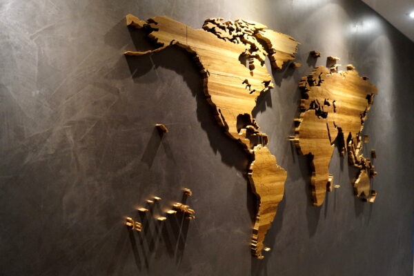 Drewniana Mapa Świata z granicami na czarnej ścianie Mapa z Drewna dekoracja na ścianę drewniane mapy pl polski producent map z drewna