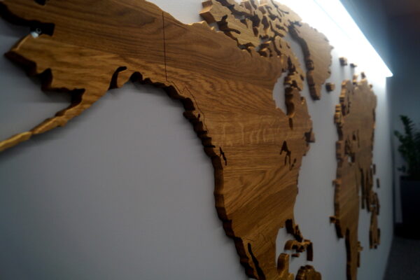 Drewniana Mapa Świata z granicami na skosie Mapa z Drewna dekoracja na ścianę drewniane mapy pl polski producent map z drewna
