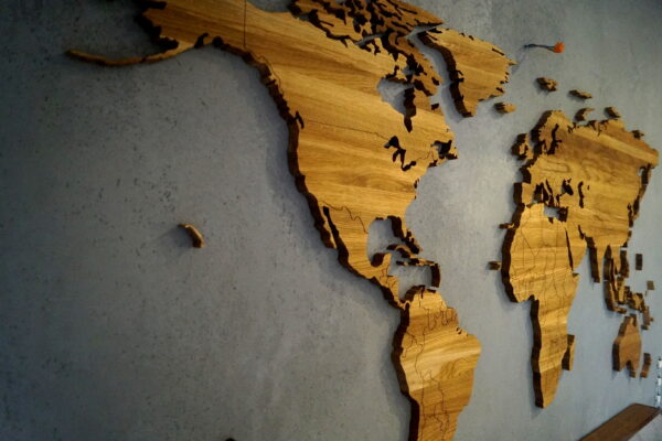 Drewniana Mapa Świata z granicami na betonie Drewniana Mapa dekoracja na ścianę drewniane mapy pl polski producent drewnianych map