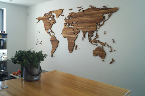 Drewniana Mapa Świata z granicami na białej ścianie Drewniana Mapa dekoracja na ścianę drewniane mapy pl polski producent drewnianych map