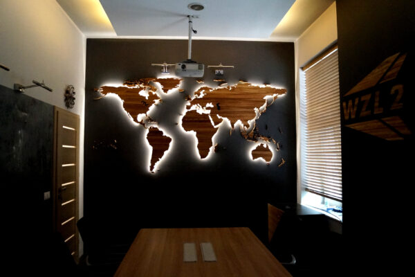 Drewniana Mapa Świata LED z granicami na czarnej ścianie Drewniana Mapa dekoracja na ścianę drewniane mapy pl polski producent podświetlanej mapy
