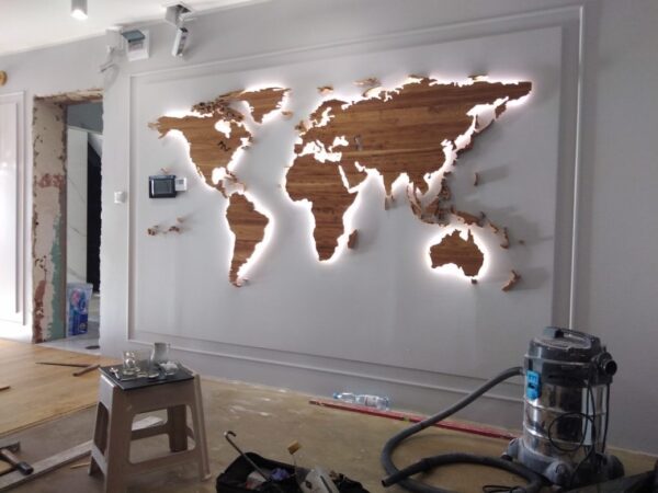 Drewniana Mapa Świata LED z granicami na ścianie Drewniana Mapa dekoracja na ścianę drewniane mapy pl polski producent podświetlanej mapy