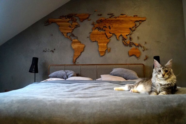 mapa z drewna w sypialni, mapa na betonowej ścianie