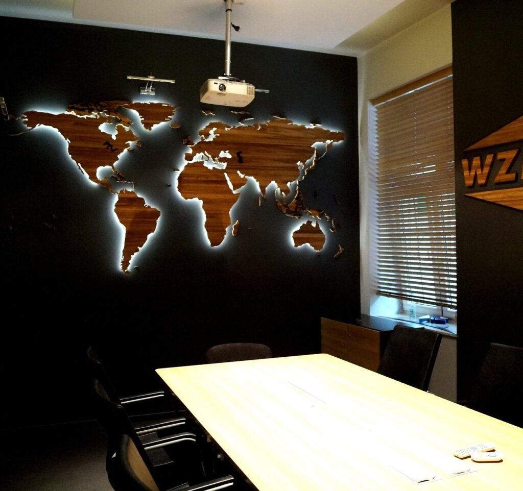 mapa drewniana z oświetleniem led na czarnej ścianie
