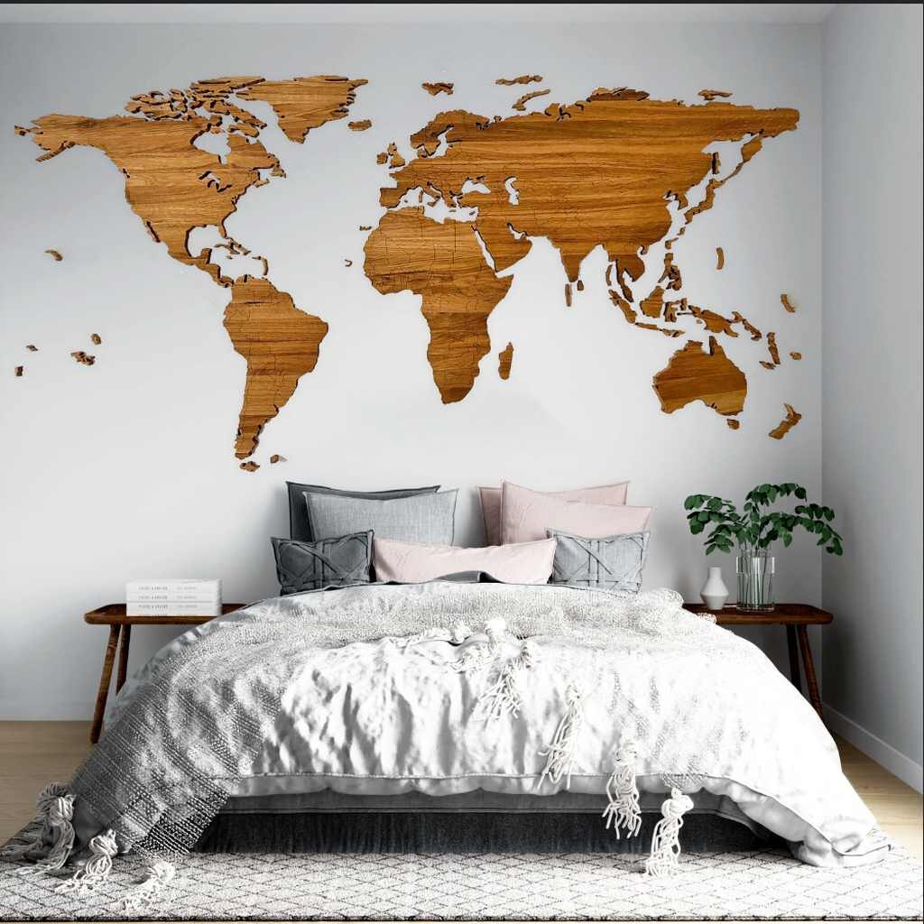 duża mapa na ścianę, drewniane ozdoby do sypialni